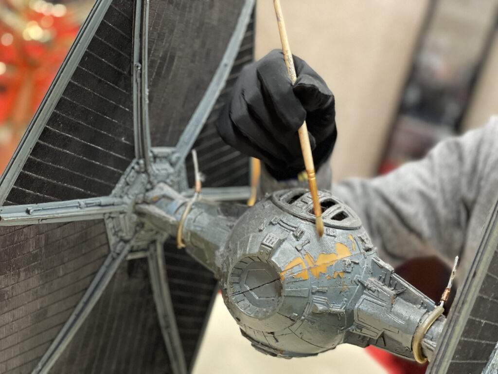Photo de la restauration d'un tai fighter de Star Wars
